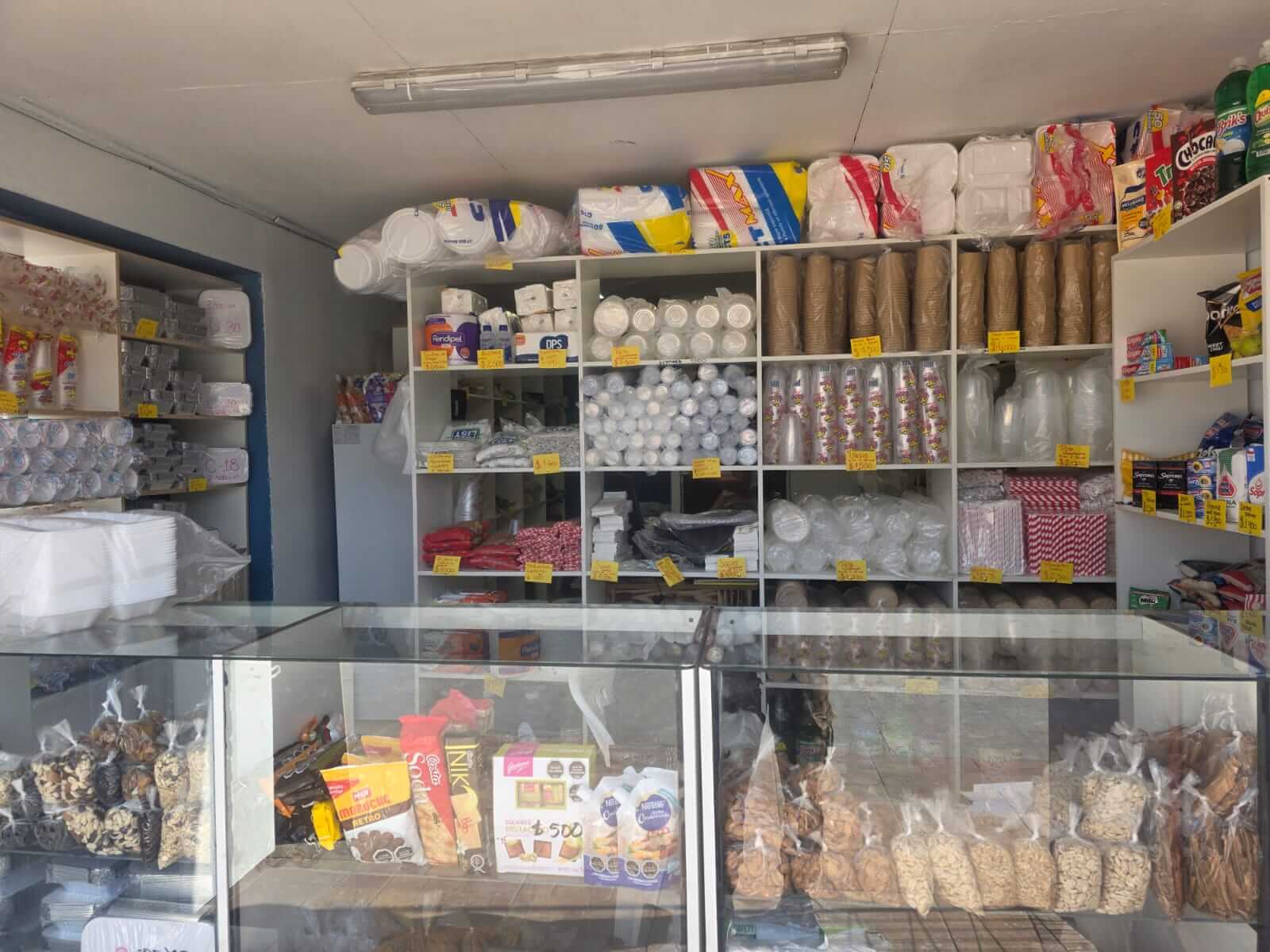 Granos y productos de despensa en Minimarket La Esquina